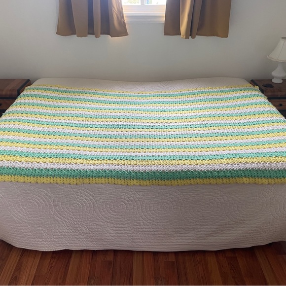Vintage crochet grandma blanket, sea foam green, yellow, white. Cottage core - Picture 4 of 5